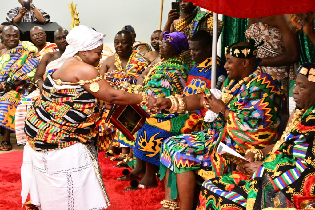 akrapim receives scroll from ohempon