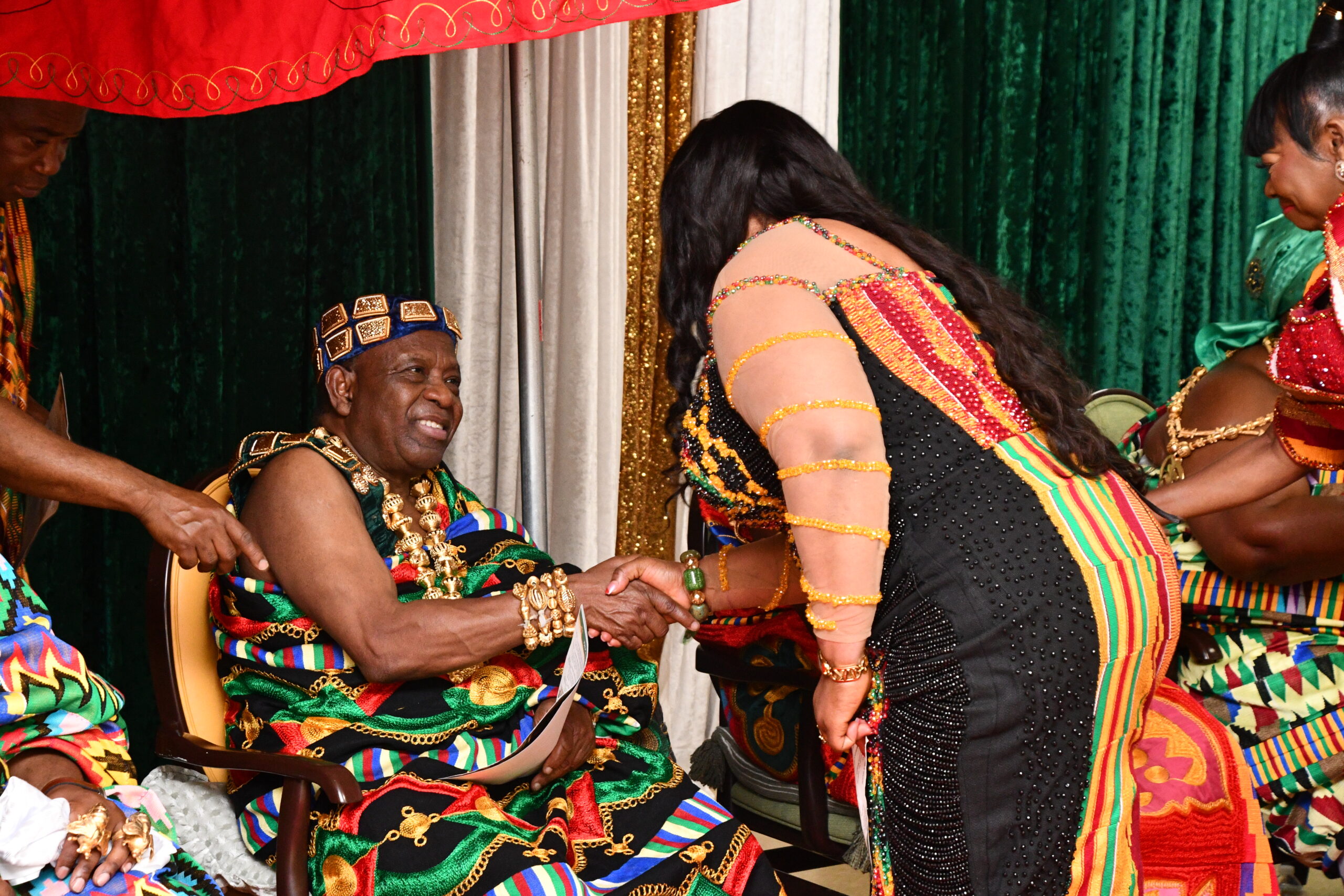 odumase handsake with diaspora queen